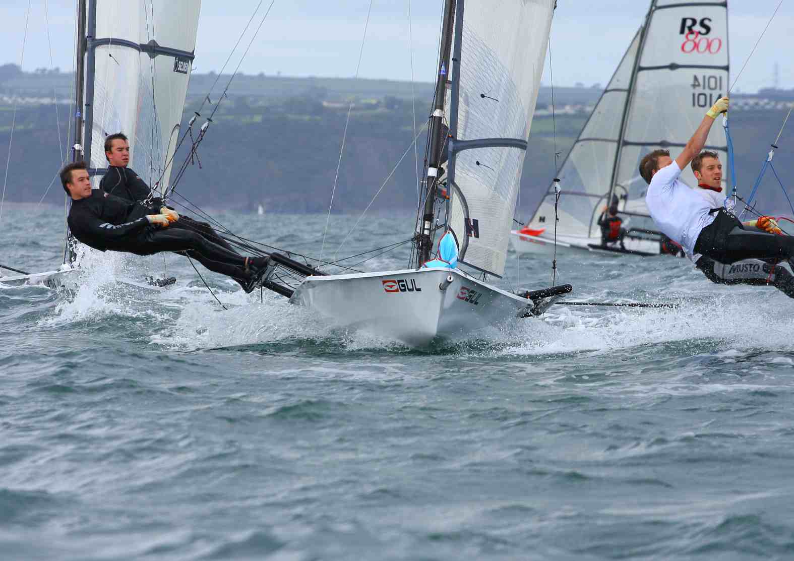 RS800 sailing upwind
